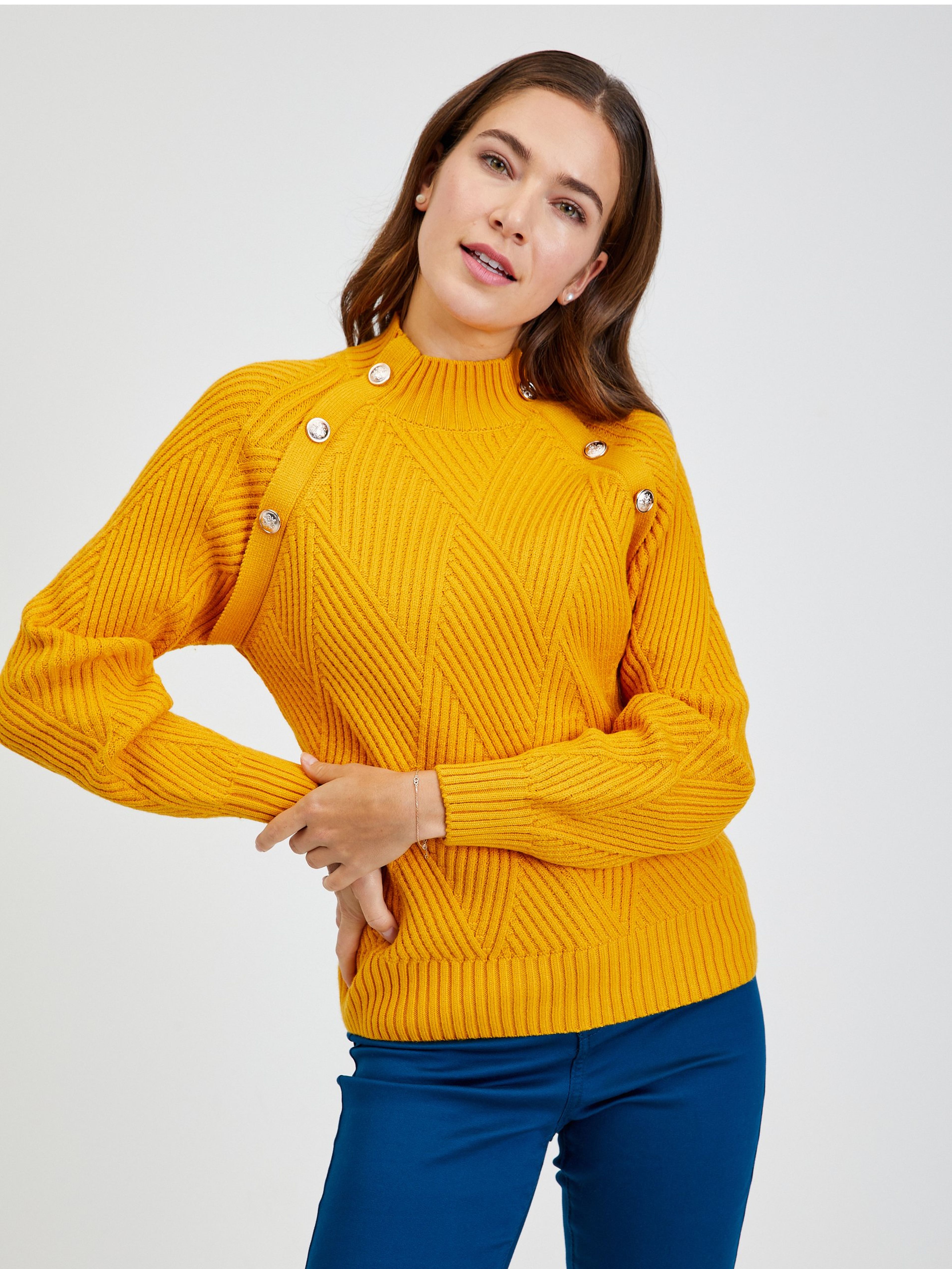 Żółty sweterek damski w prążki z ozdobnymi guzikami ORSAY