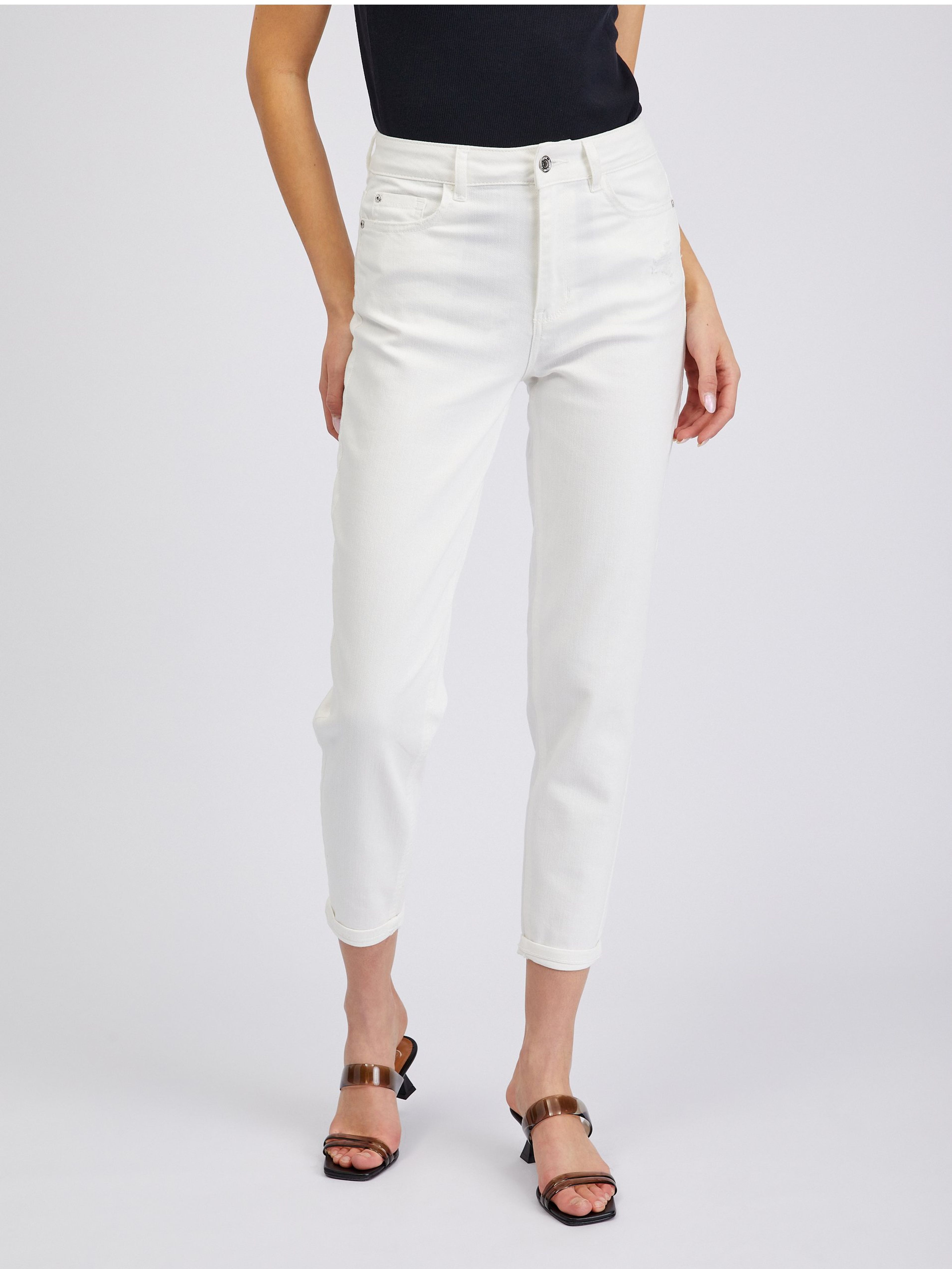 Białe damskie cropped mom fit jeansy ORSAY