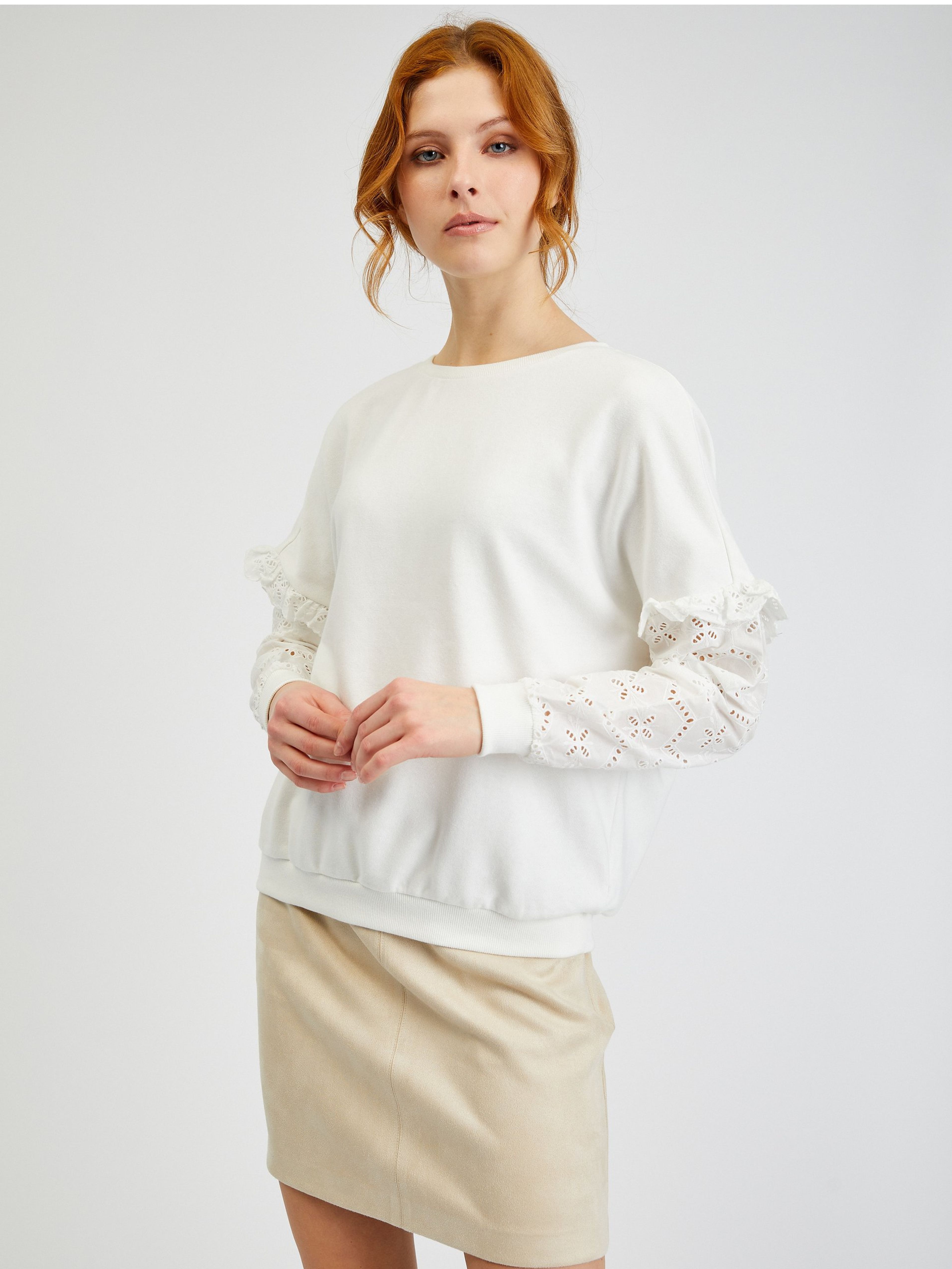 Bílý dámský svetr s ozdobnými rukávy ORSAY