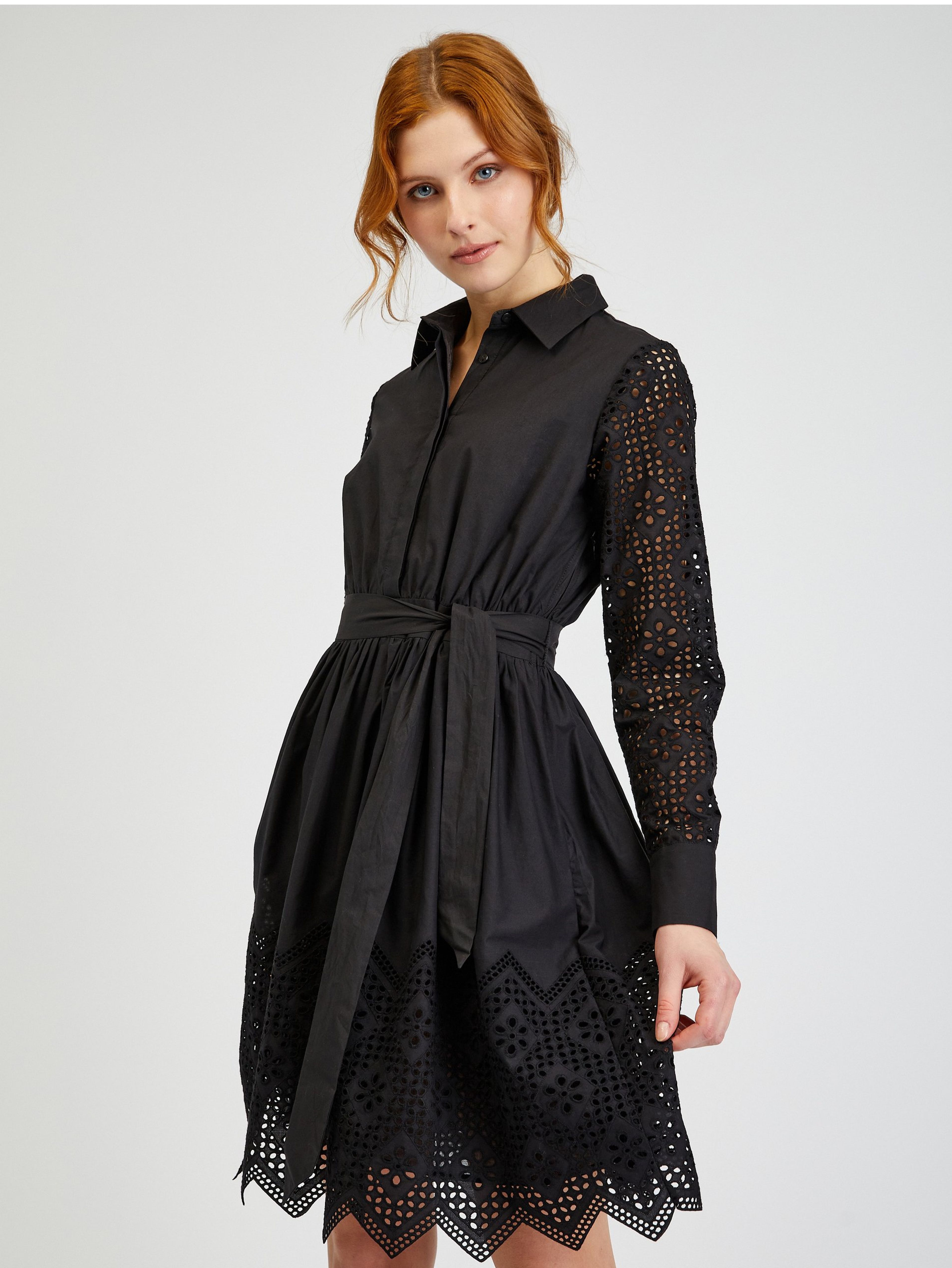 ORSAY fekete lyukacsos női ingruha megkötős övvel
