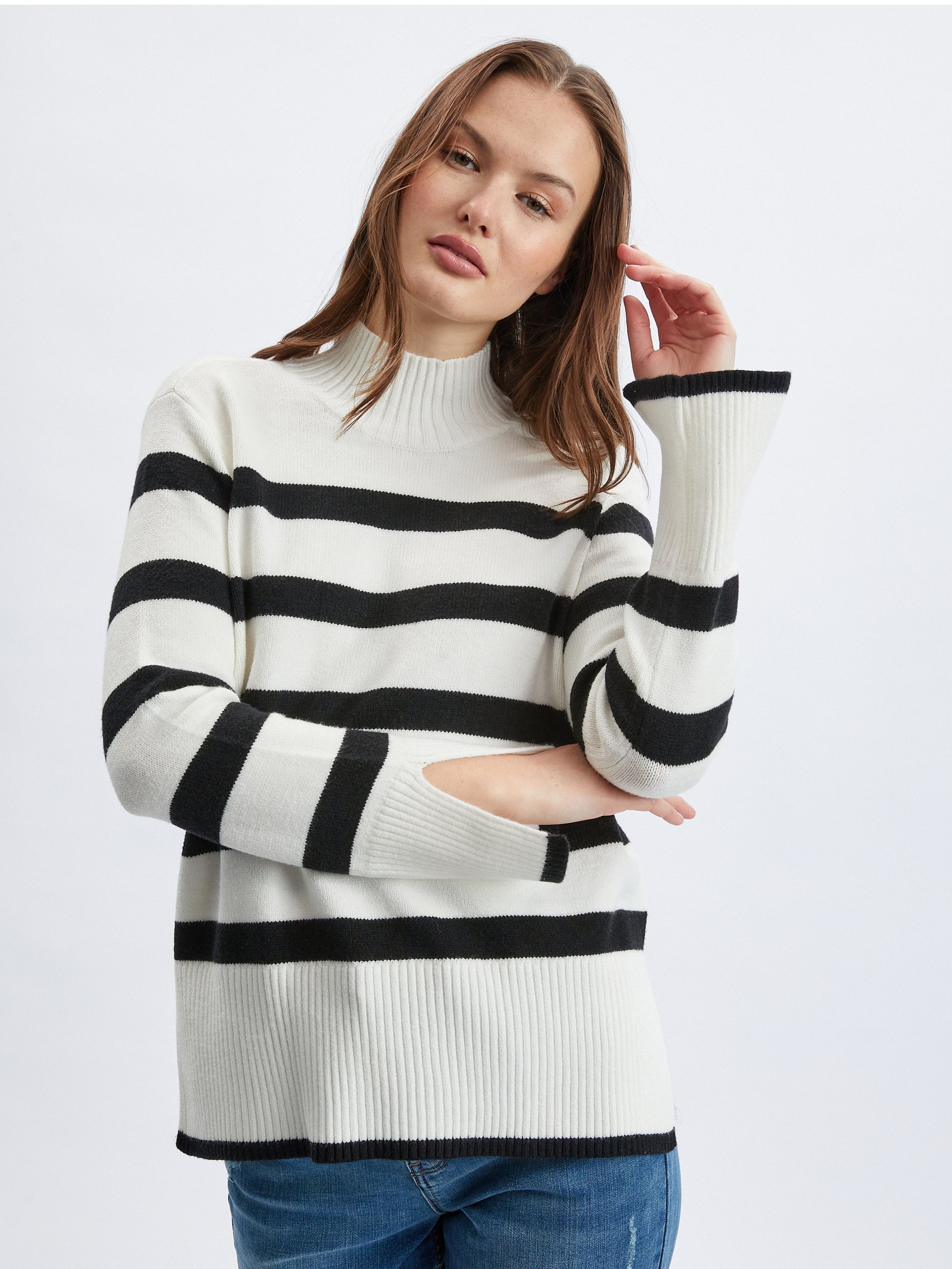 Czarno-biały sweter damski w paski ORSAY