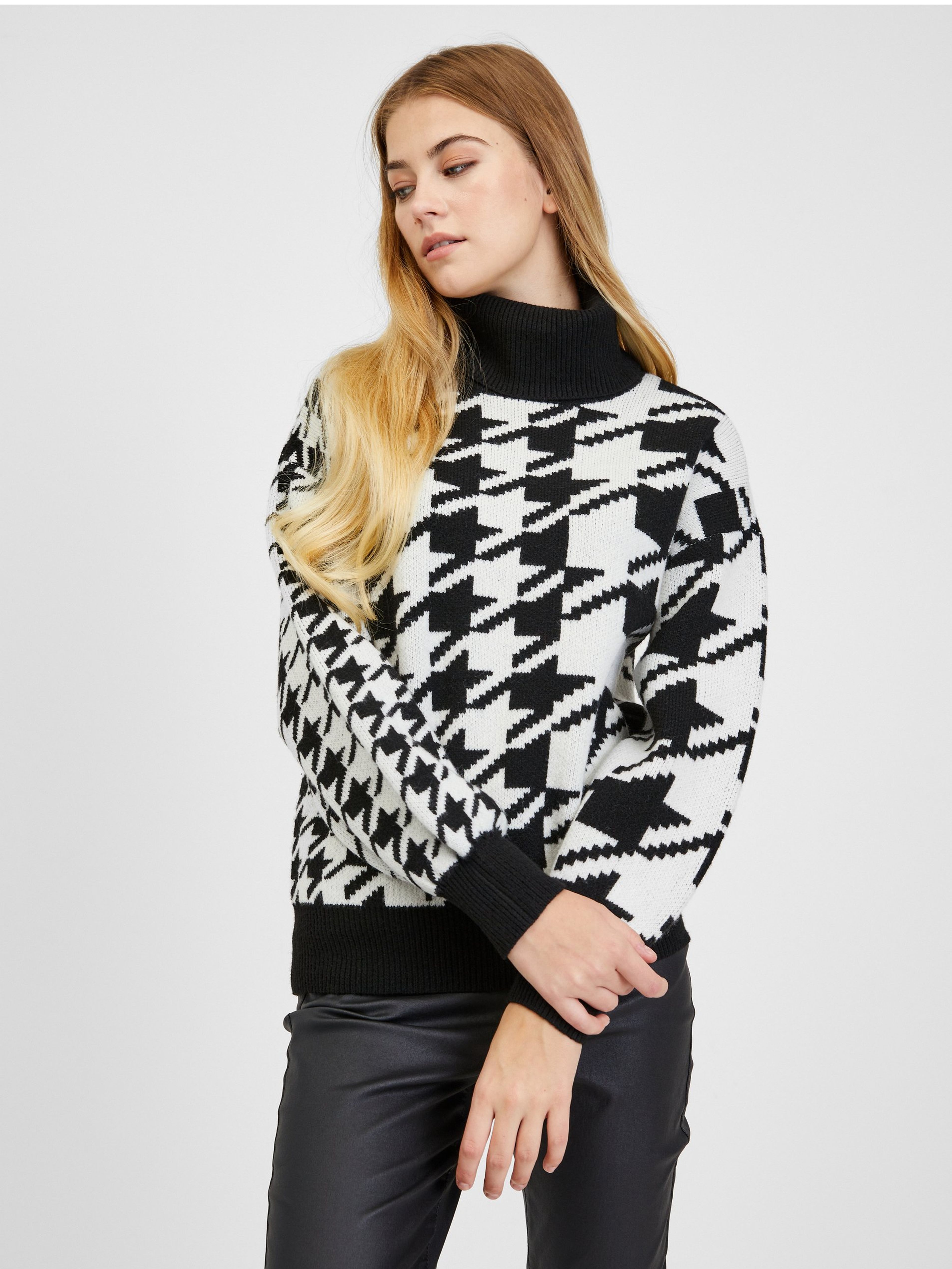 Czarno-biały damski wzorzysty sweter ORSAY