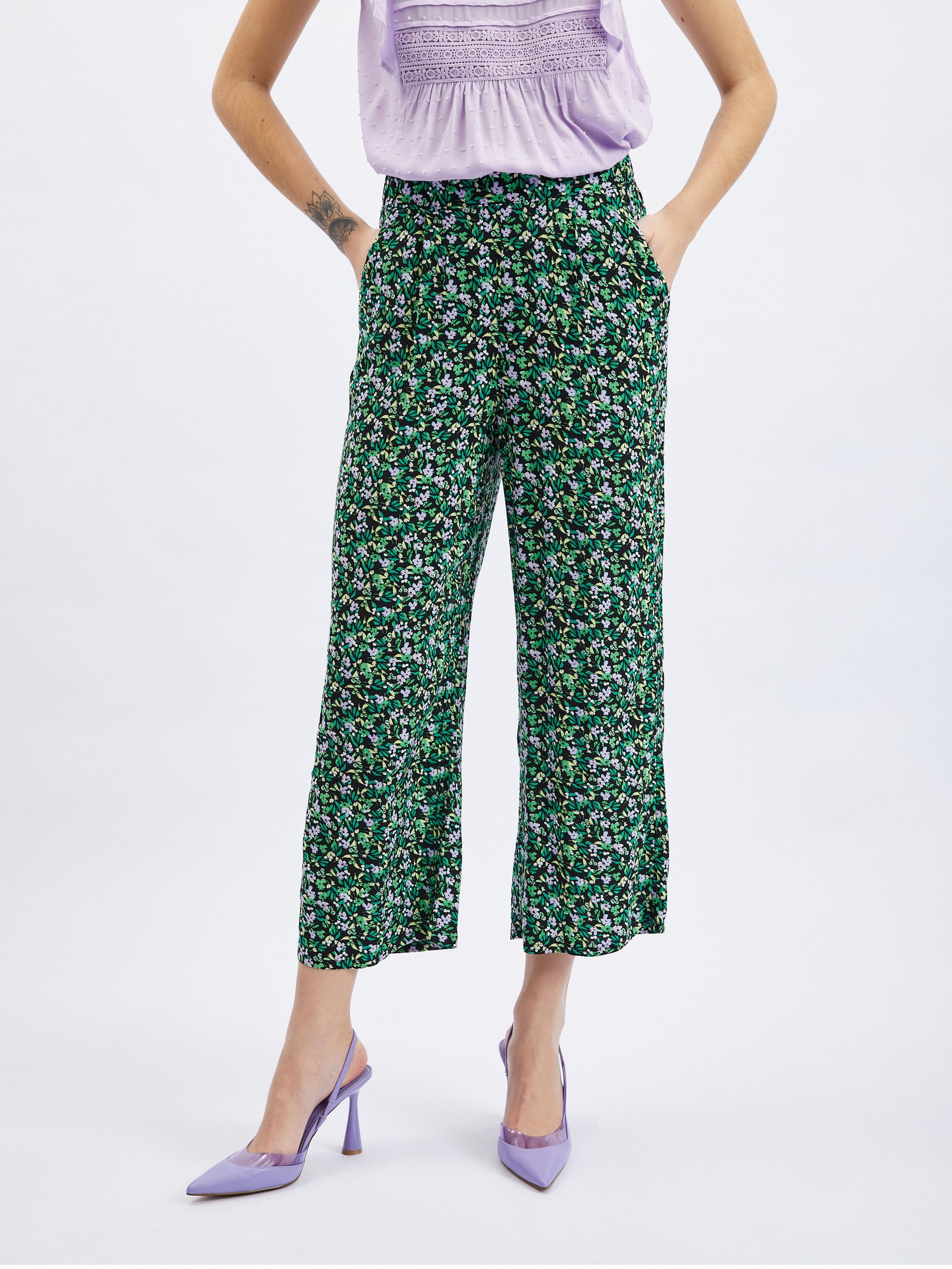 ORSAY fekete-zöld virágmintás rövidített női nadrág