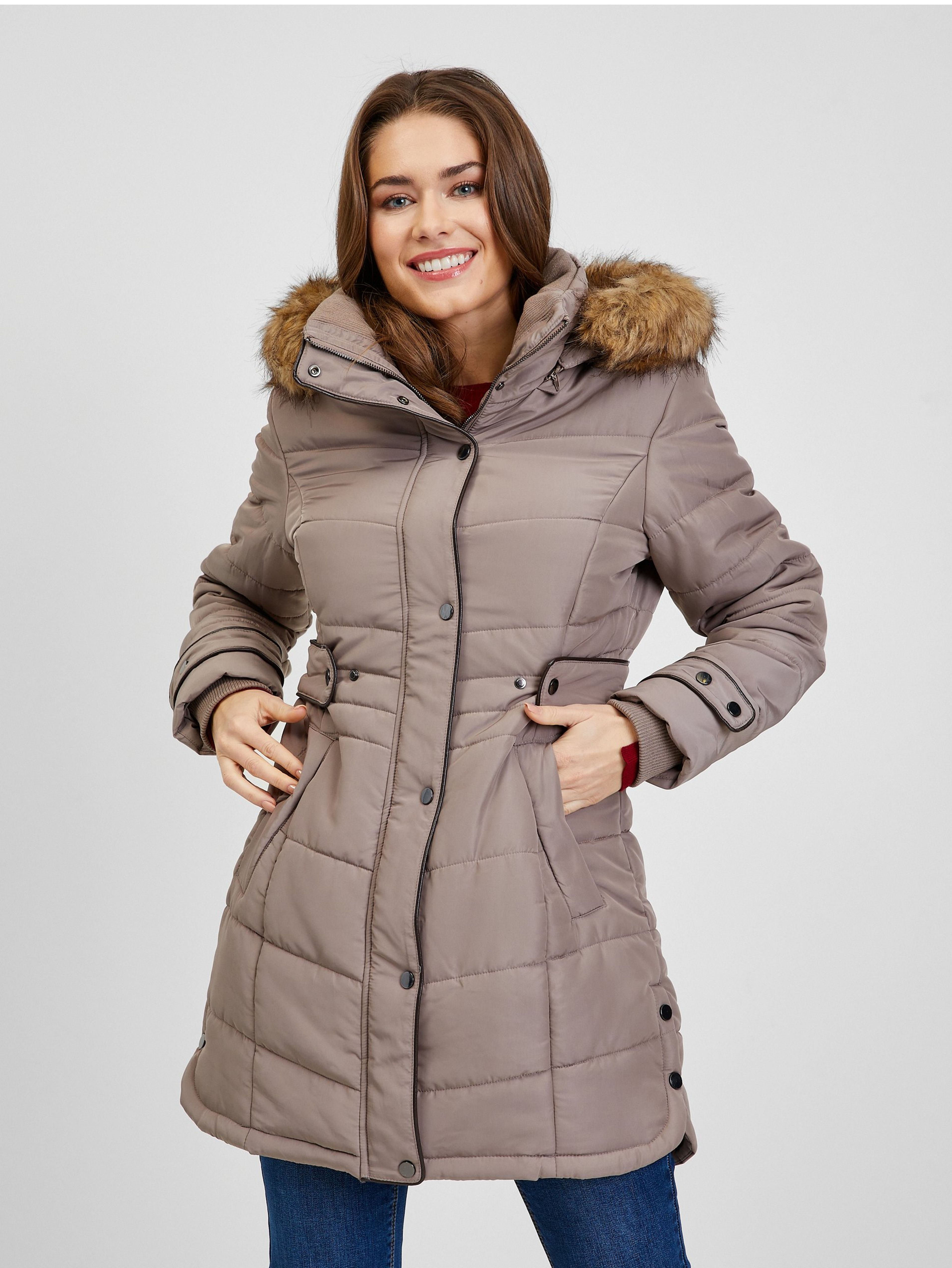Hnedý dámsky prešívaný zimný kabát s odnímateľnou kapucňou s kožušinou ORSAY