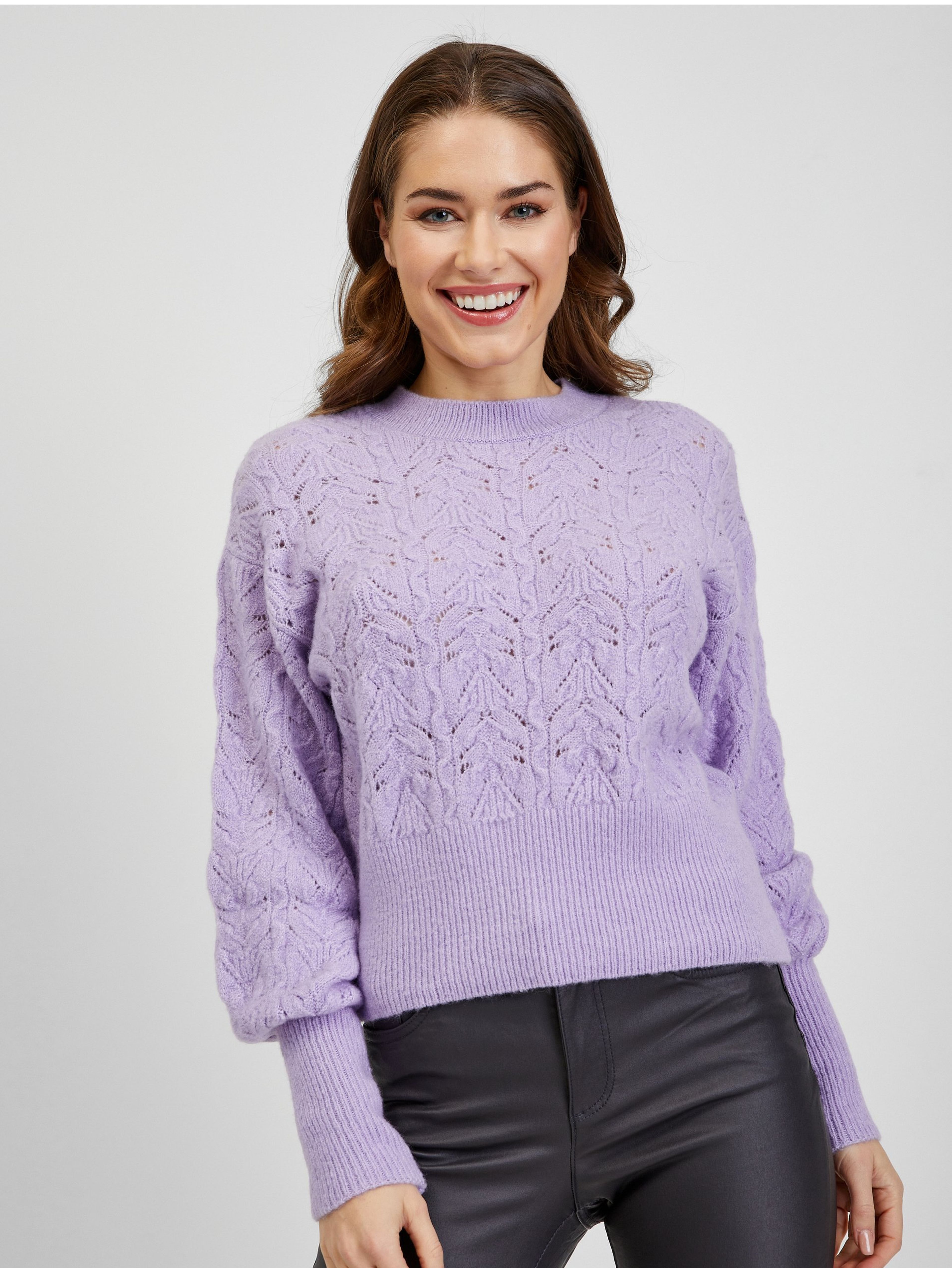 Jasnofioletowy, wzorzysty sweter damski z bufiastymi rękawami ORSAY