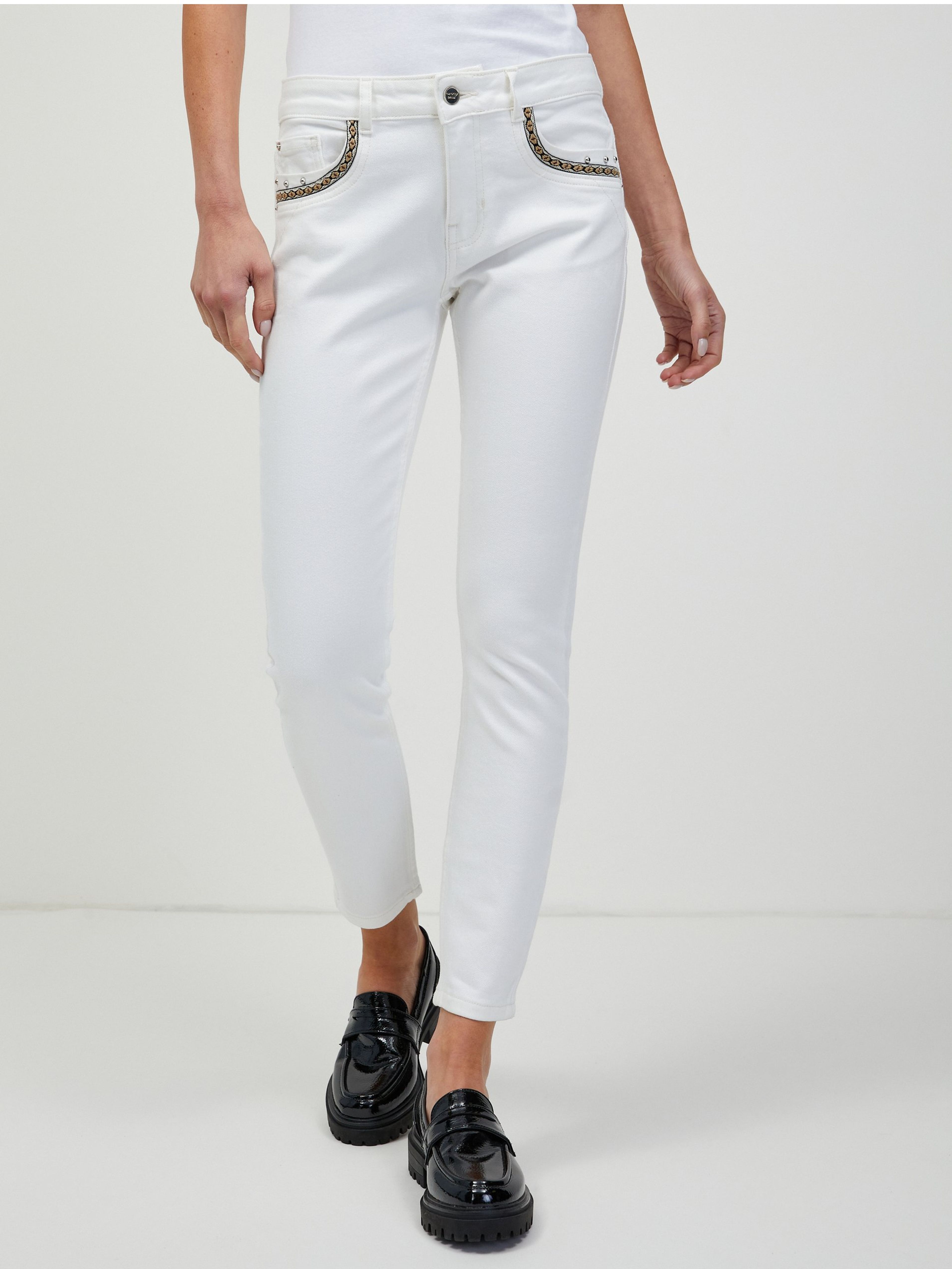 Biele skrátené džínsy úzkeho strihu ORSAY