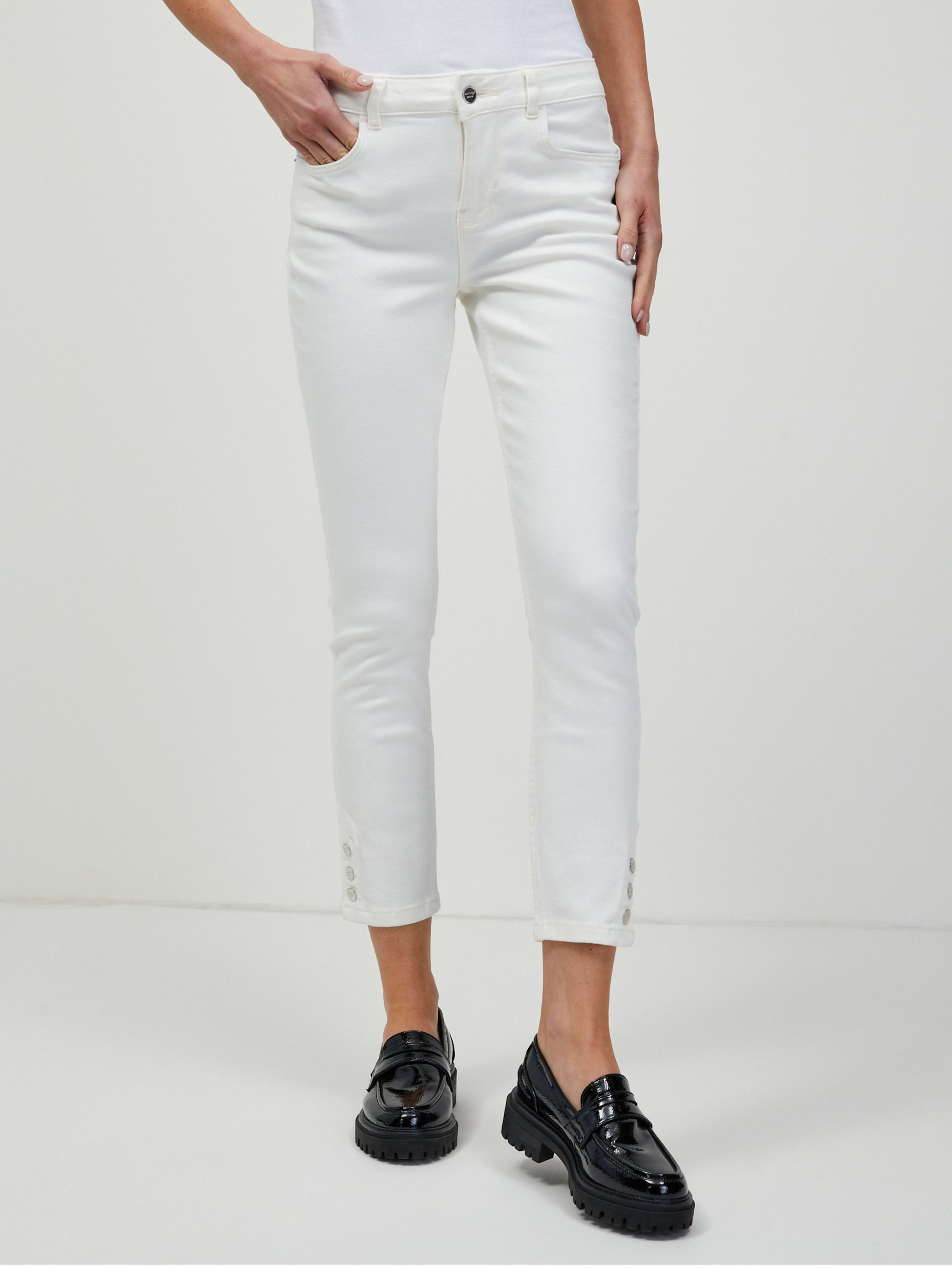 Biele skrátené džínsy úzkeho strihu ORSAY