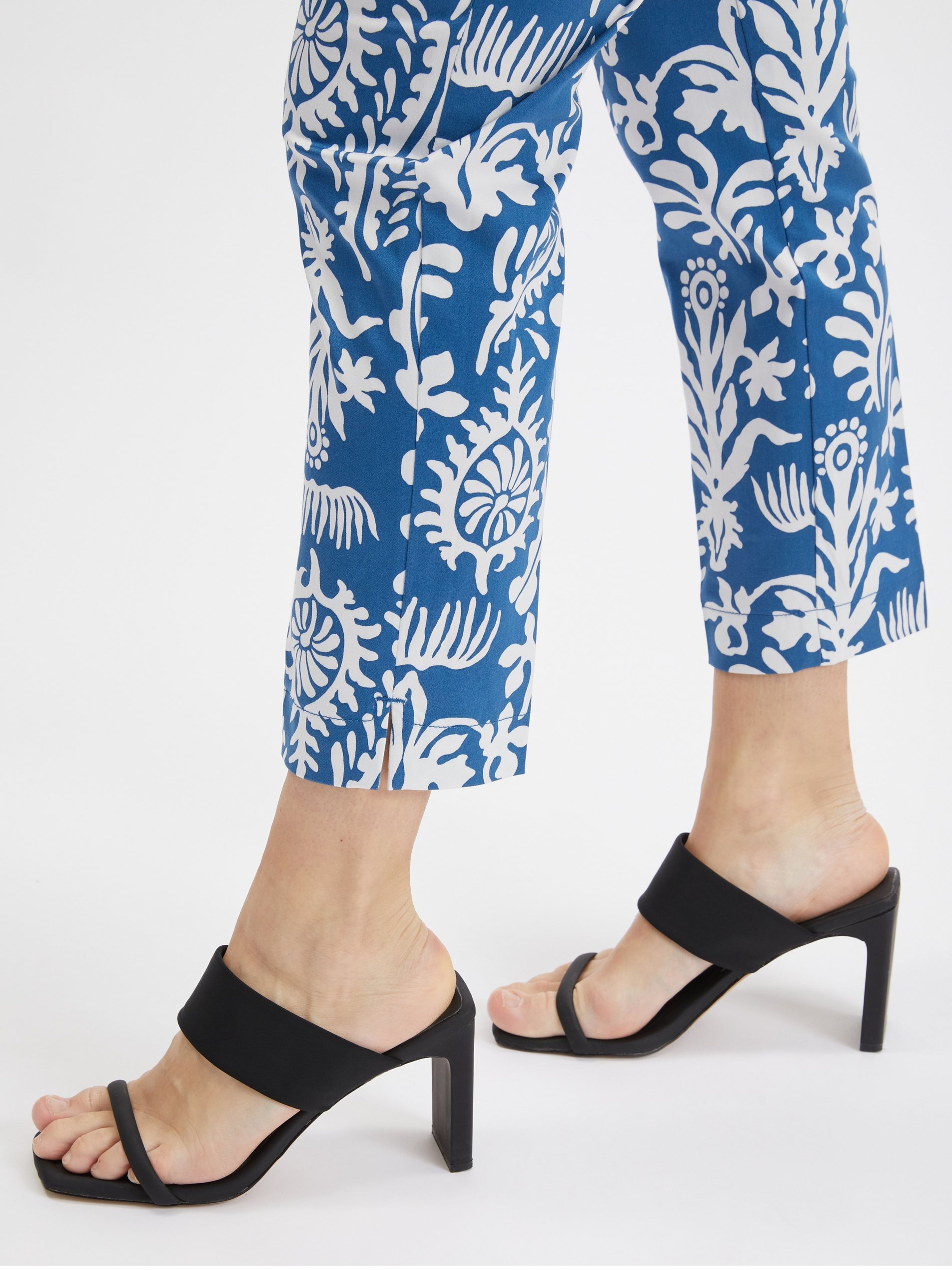 wei-und-blau-gemusterte-damen-culottes-orsay-orsay-at-der