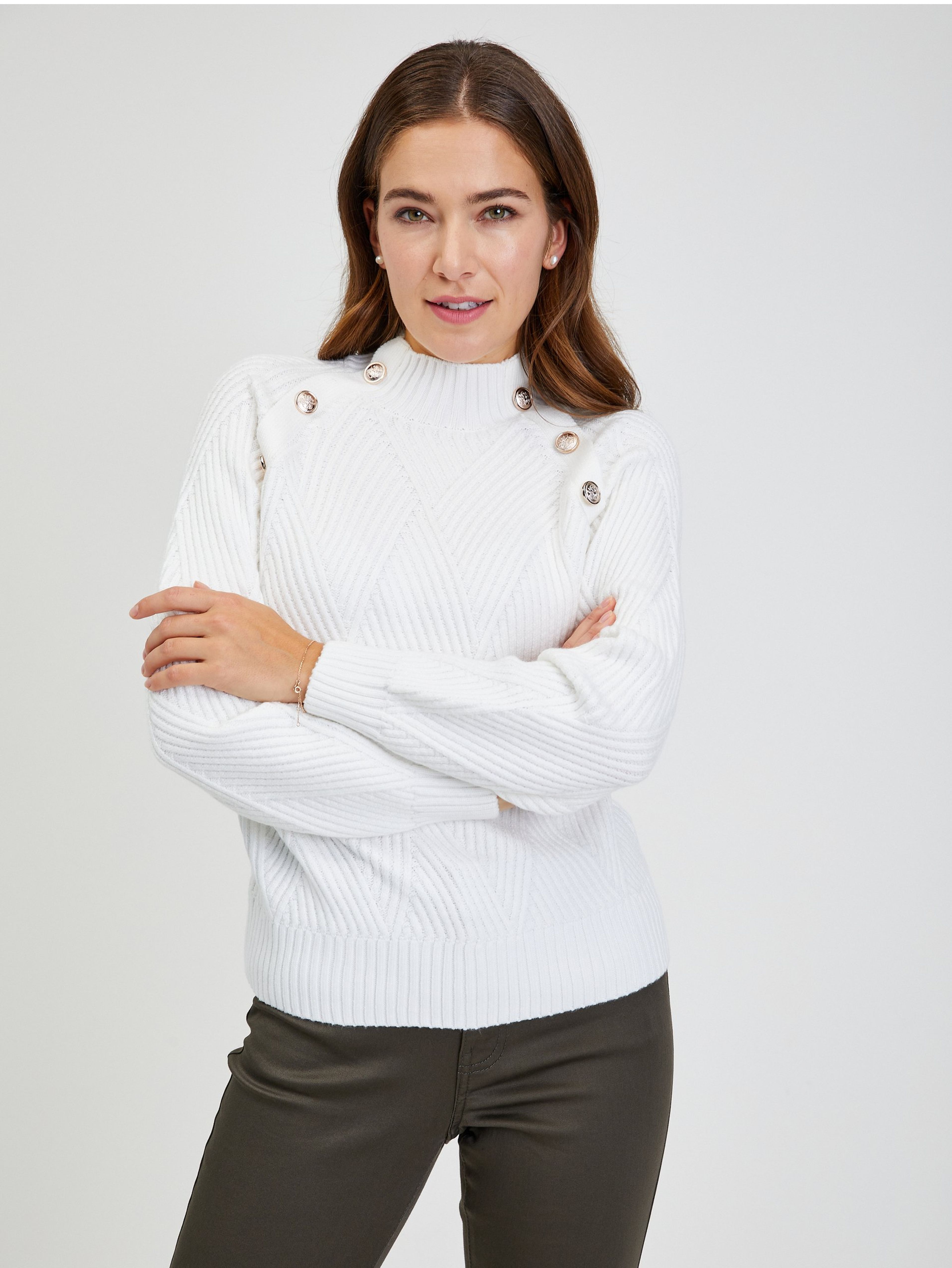 Biały sweterek damski w prążki z ozdobnymi guzikami ORSAY
