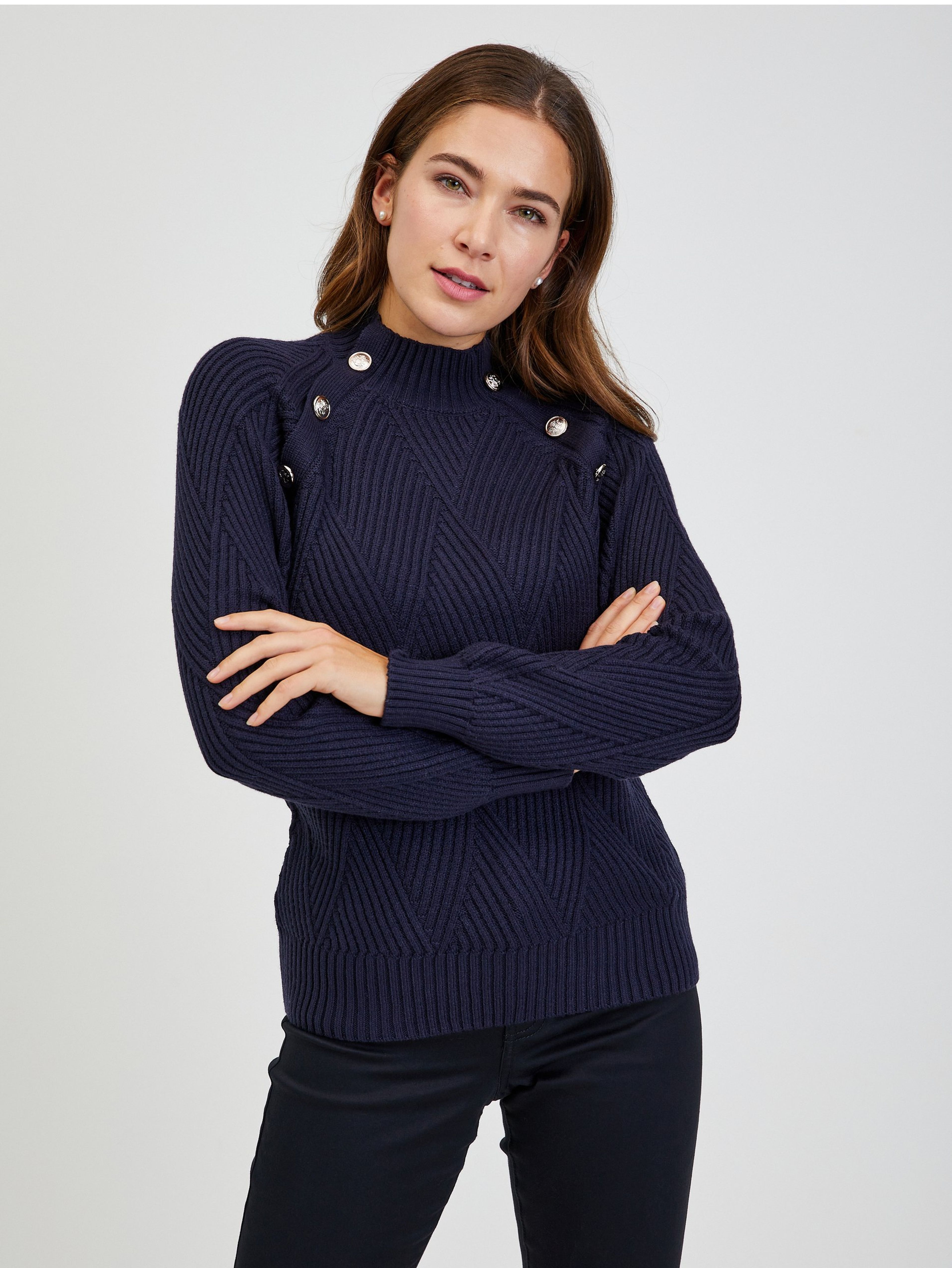 Granatowy sweterek damski w prążki z ozdobnymi guzikami ORSAY