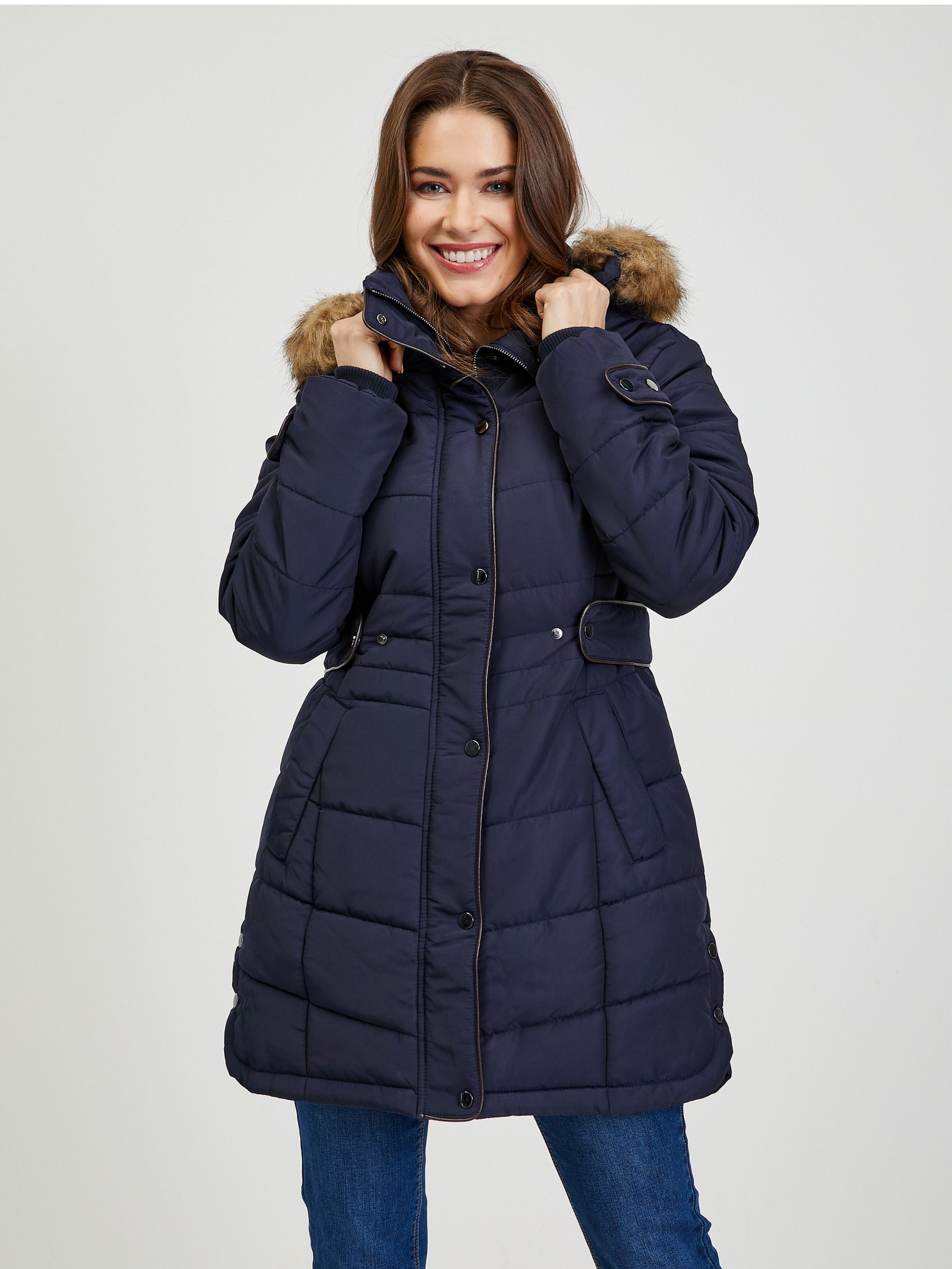 Tmavomodrý dámsky prešívaný zimný kabát s odnímateľnou kapucňou s kožušinou ORSAY