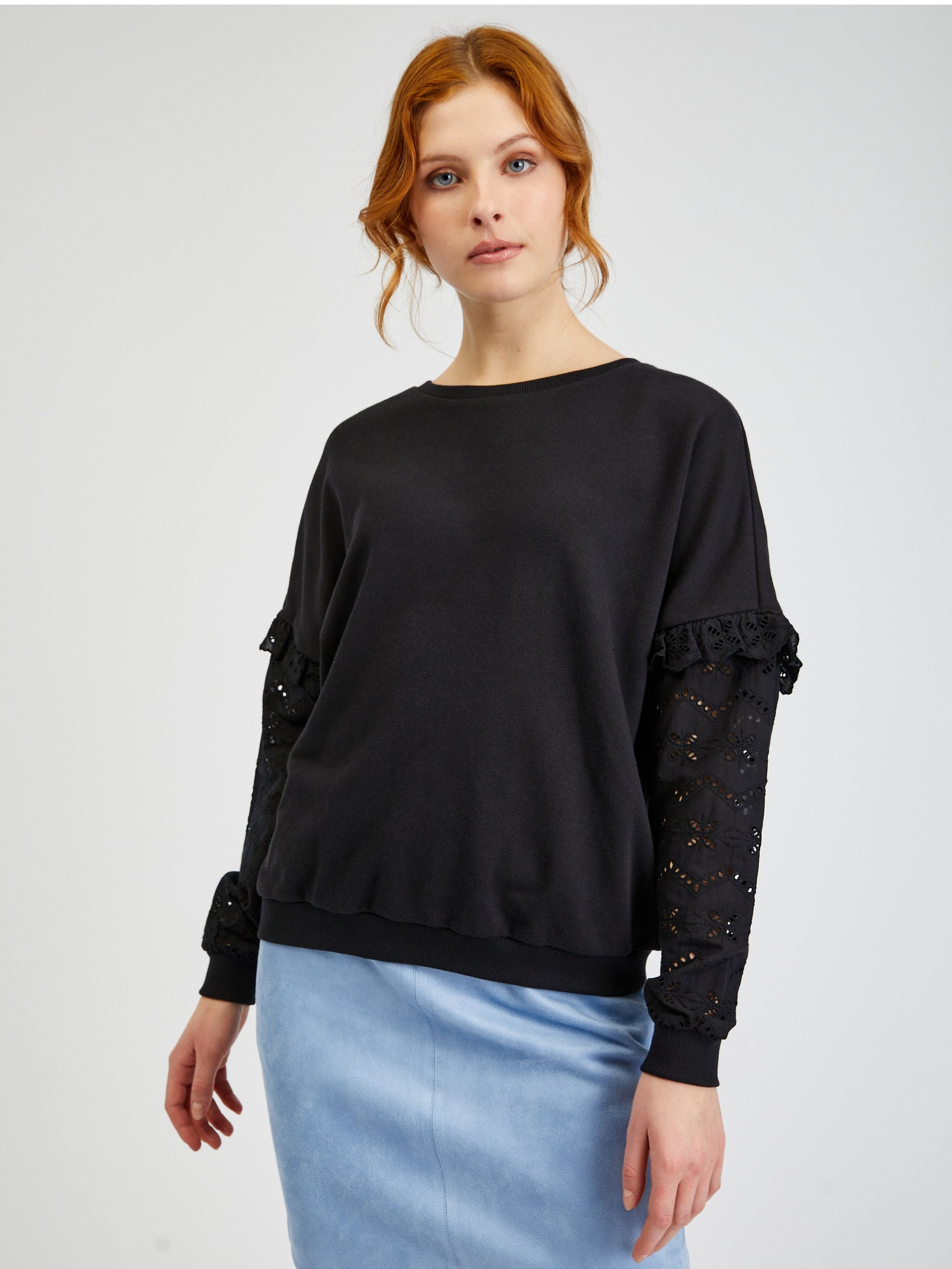Čierny dámsky sveter s ozdobnými rukávmi ORSAY