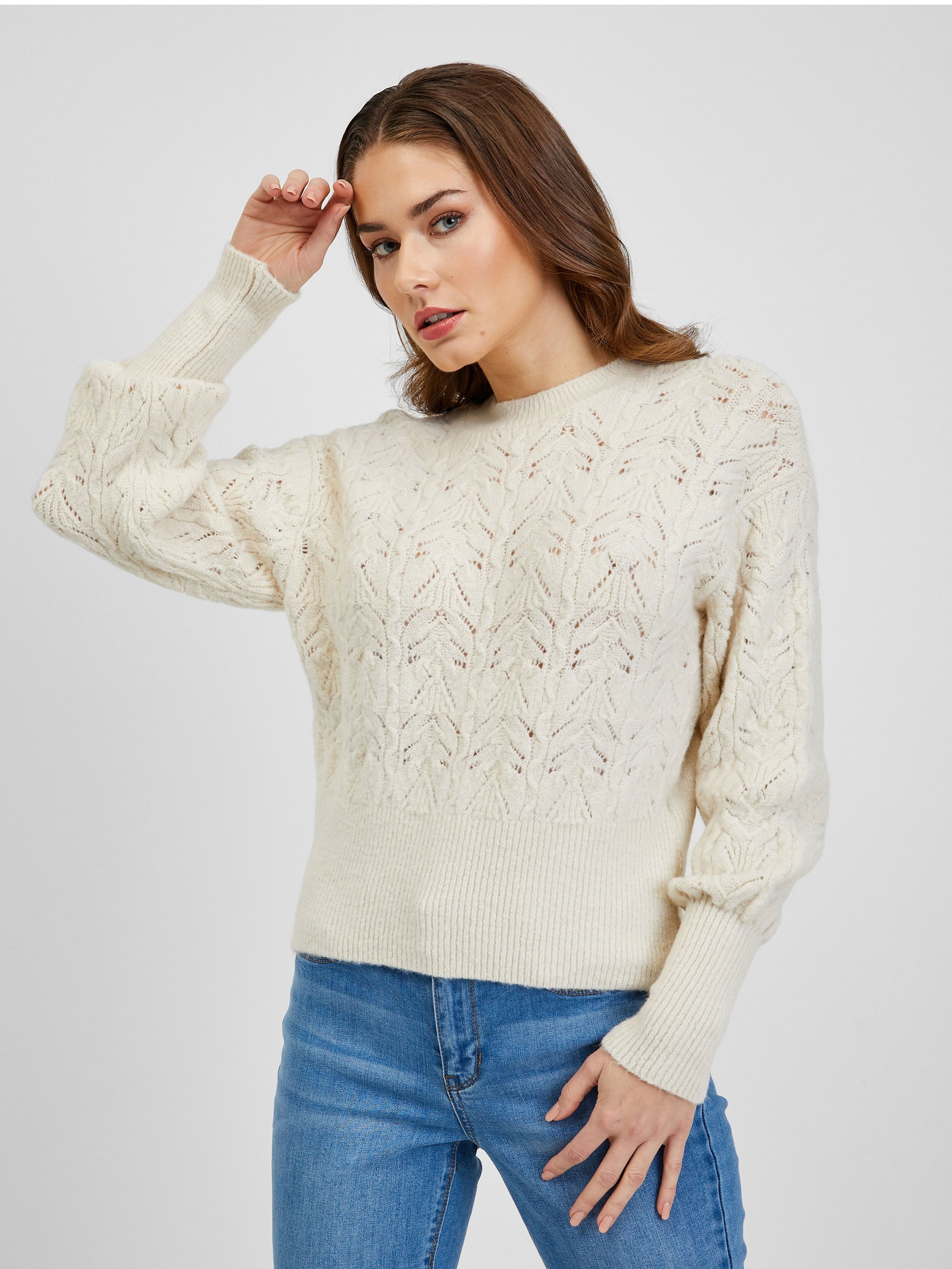 Kremowy, wzorzysty sweter damski z bufiastymi rękawami ORSAY
