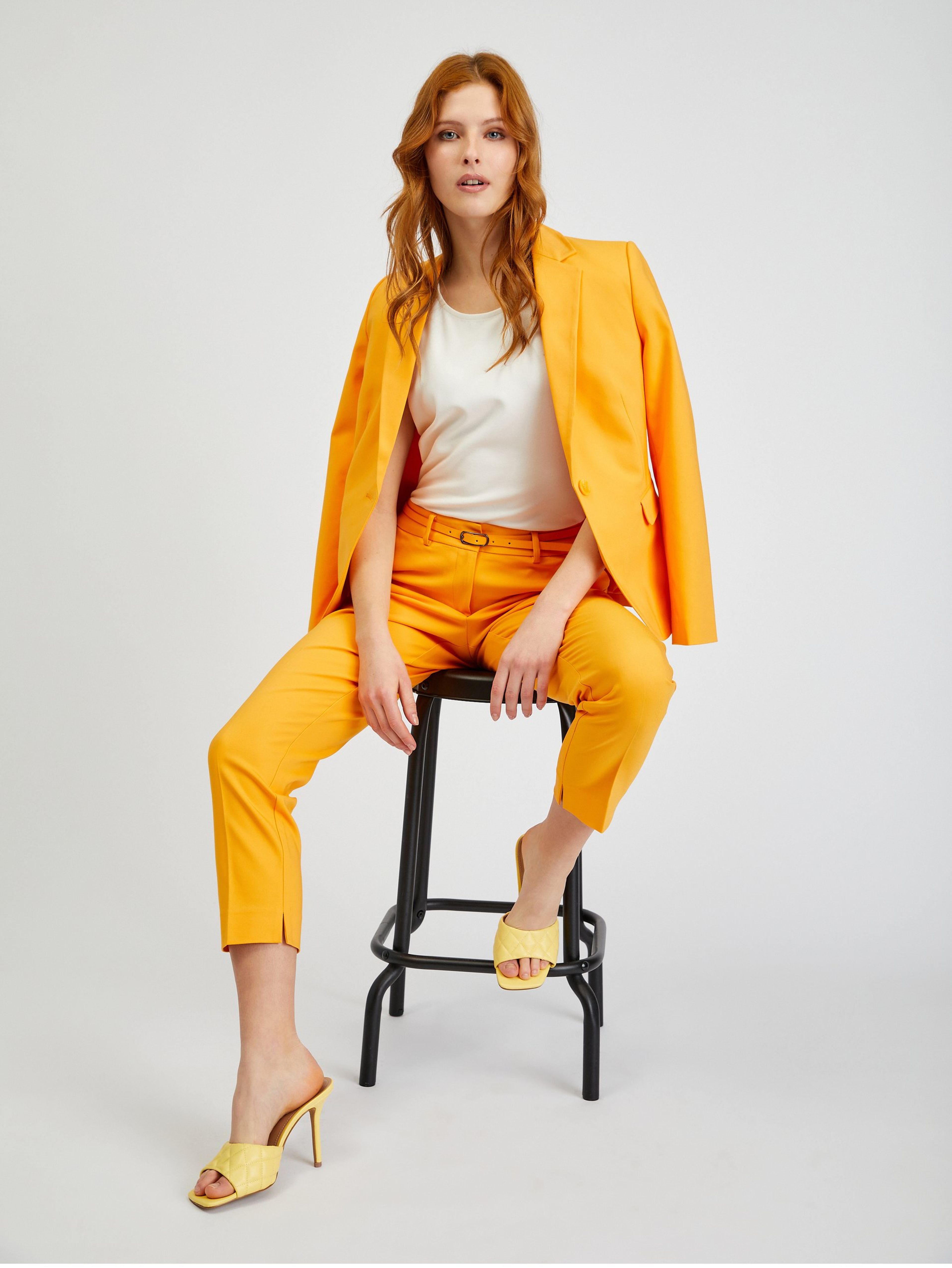 Oranžové dámske krátke nohavice s opaskom ORSAY